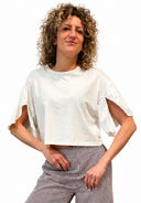 Vicolo - T-shirt crop con manica aperta e profilo di micro pompon