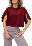 Vicolo - T-shirt crop con manica aperta e profilo di micro pompon