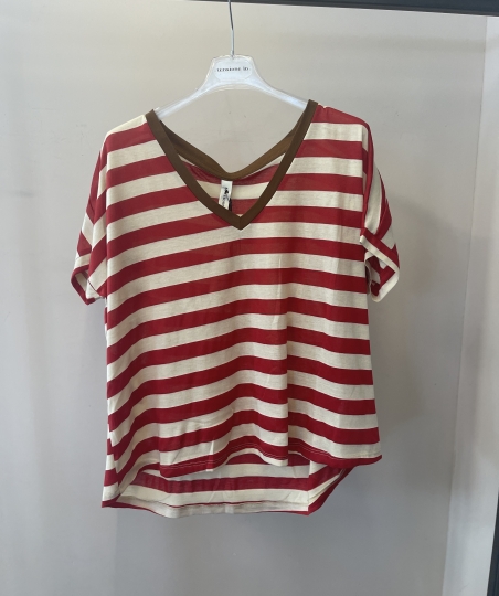 t-shirt tensione in strisce rosse e bianche