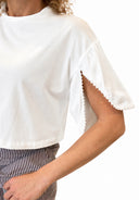 Vicolo - T-shirt crop con manica aperta e profilo di micro pompon