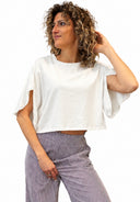Vicolo - T-shirt crop con manica aperta e profilo di micro pompon
