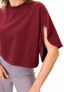 Vicolo - T-shirt crop con manica aperta e profilo di micro pompon